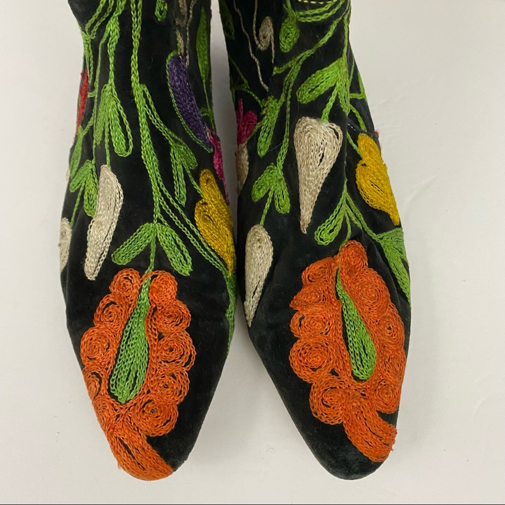 Edoche • Embroidered Boots - Picture 4 of 8